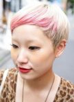 Japon Bayanın Çok Kısa Sarı Pembe Ombre Saç Modelleri