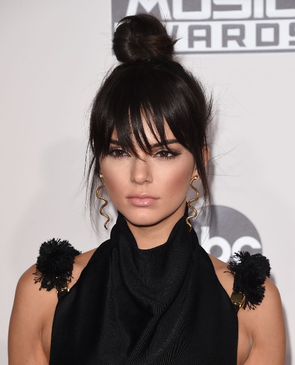 Kendall Jenner Topuz Kahkül Saç Modelleri