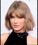 Taylor swift doğal kahküllü kısa saç modeli
