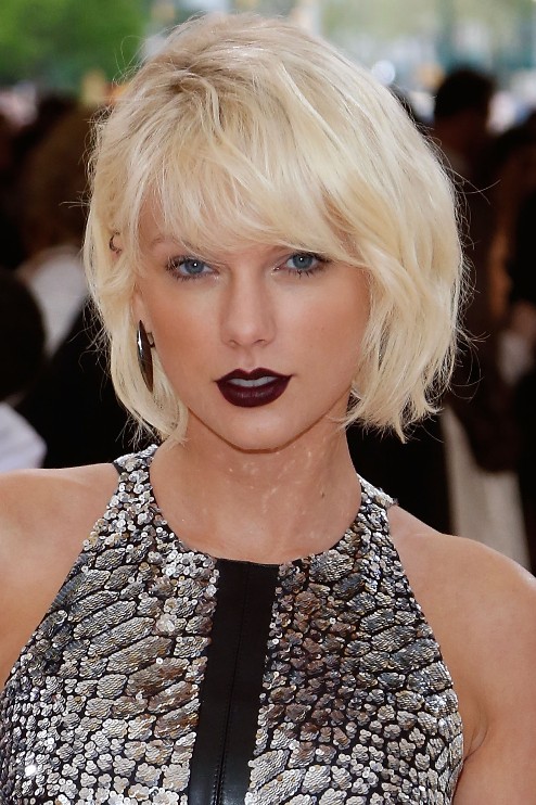 Taylor Swift Kısa Kahküllü Saç Modelleri